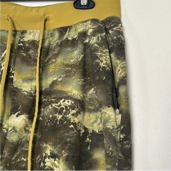 Lululemon Men's T.H.E. Short 9"L Linerless Swift 4 Way Stretch- Size Large - Picture 6 of 6